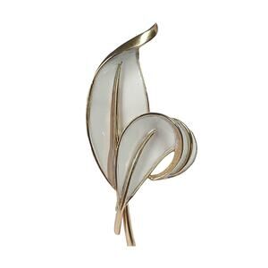 1960s Crown Trifari Gold Plate Snow White Enamel Curved Double Leaf Pin Brooch